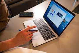 十二生肖中，属鸡的人是如何实现自己的财富价值的？